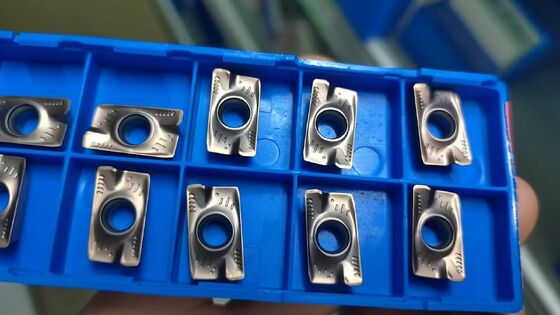 دقة الكربيد Apmt1604 Cnc طحن إدراجات مثالية لقطع الفولاذ المقاوم للصدأ في بيئات معالجة المعادن المهنية